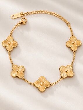Gold Clover Bracelet (7700)